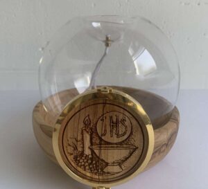 Lampada in legno di ulivo e vetro con supporto per temi liturgici in  legno di ulivo incisi al laser e movibili a scelta