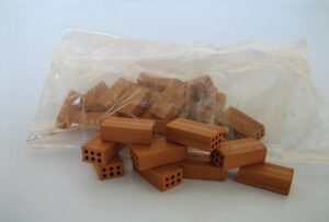 Confezione da 25  mattoncini di  terracotta,  minuteria Spagnola,  mm. 15x30x10