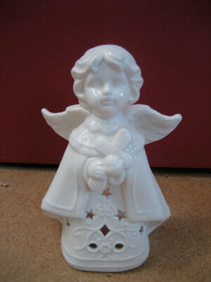 Angioletto in porcellana h. 14,5 cm.